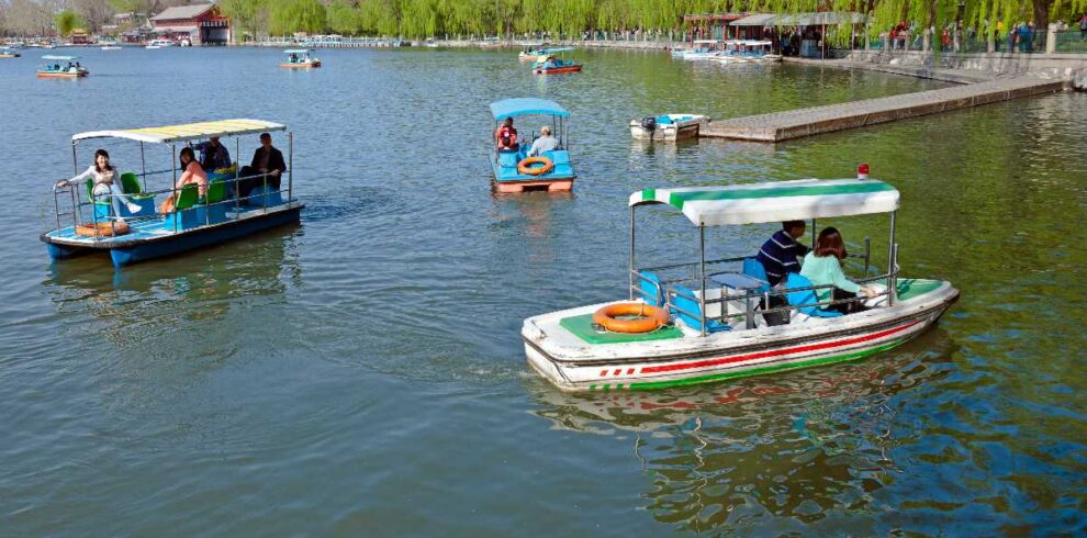 Boats_and_duck_in_Beihai_Park_lake,_Beijing_20180427135130